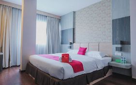 RedDoorz Plus near Pantai Coastarina 2