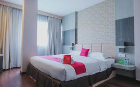 RedDoorz Plus near Pantai Coastarina 2